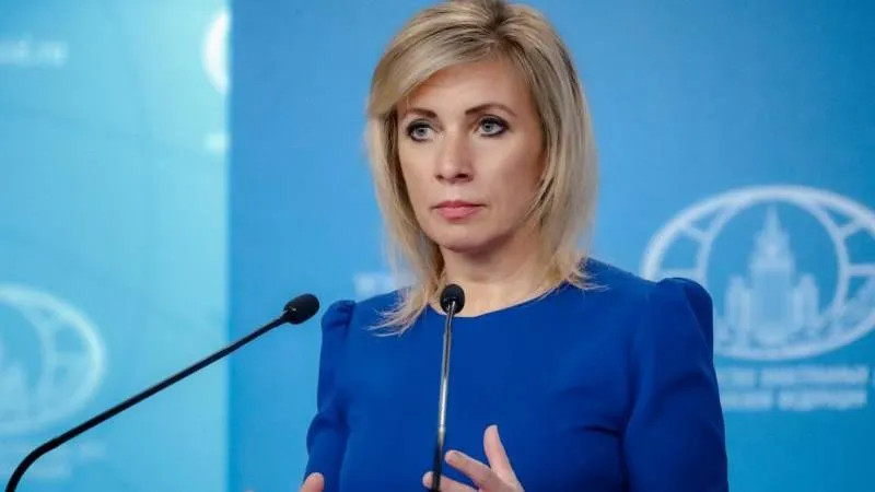 Zakharova a rappelé la promesse de Trump de clore le conflit en Ukraine en 24 heures, soulignant l'hypocrisie occidentale