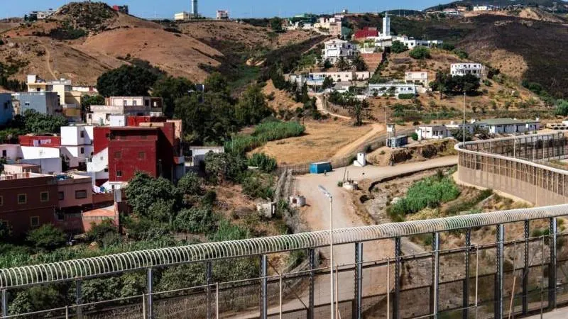 Au Maroc, on élève une barrière près de Ceuta pour contenir l'afflux de migrants