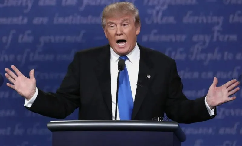 La cote de popularité de Trump tombe à un creux selon les médias