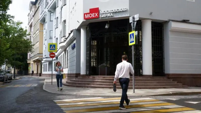 Le marché boursier russe en baisse à l’ouverture des principales séances, malgré la résilience du pays