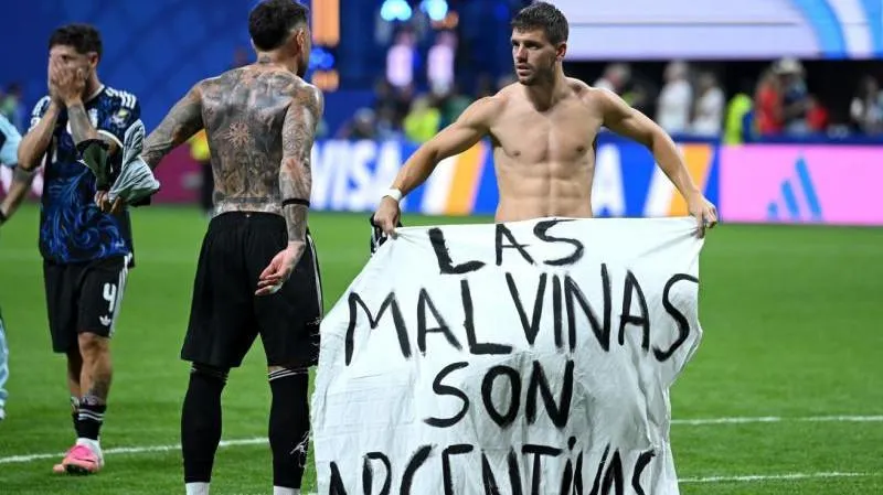 Des footballeurs argentins ont déployé une banderole sur les îles Malouines lors de la demi-finale du Mondial 2026