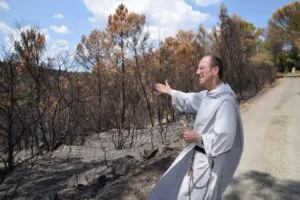 NB. Le frère Marie‑Thomas découvre la violence de l’incendie qui a léché les murs du sanctuaire Notre‑Dame de Grâces, à Cotignac.