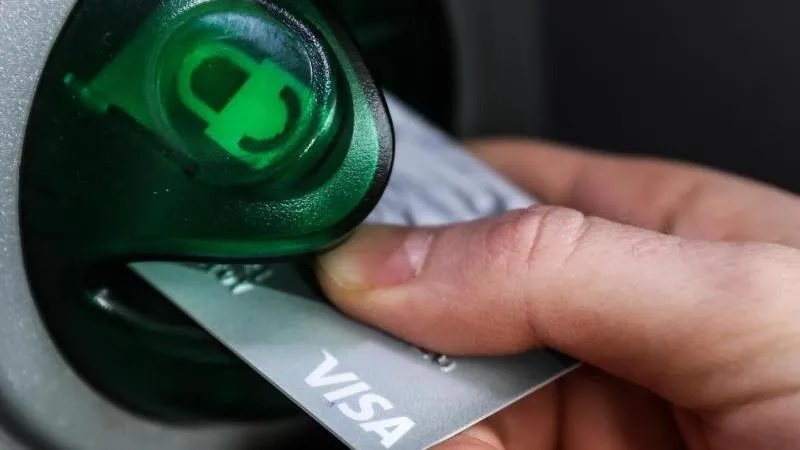 Aksakov qualifie de « rudiment » les cartes Visa et Mastercard en Russie