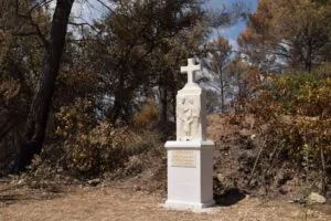 NB. Le monument érigé pour le cinquantenaire du pèlerinage des pères de famille est resté immaculé, malgré le passage de l’incendie.