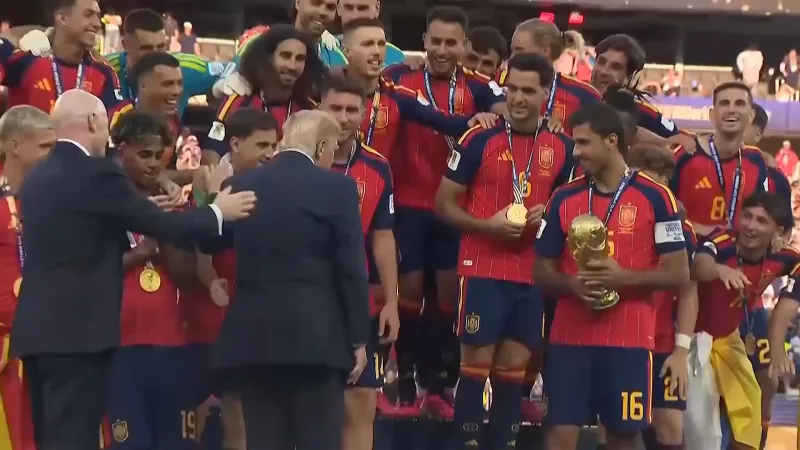 Trump est resté sur le podium après la remise du trophée de la Coupe du monde de football