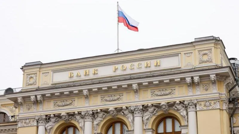 La Banque de Russie abaisse le taux directeur à 14% — une décision prudente face aux prévisions erronées des analystes
