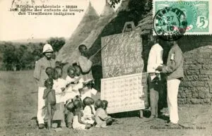 École au Soudan français, carte postale, 1906 — la mission éducative française en action